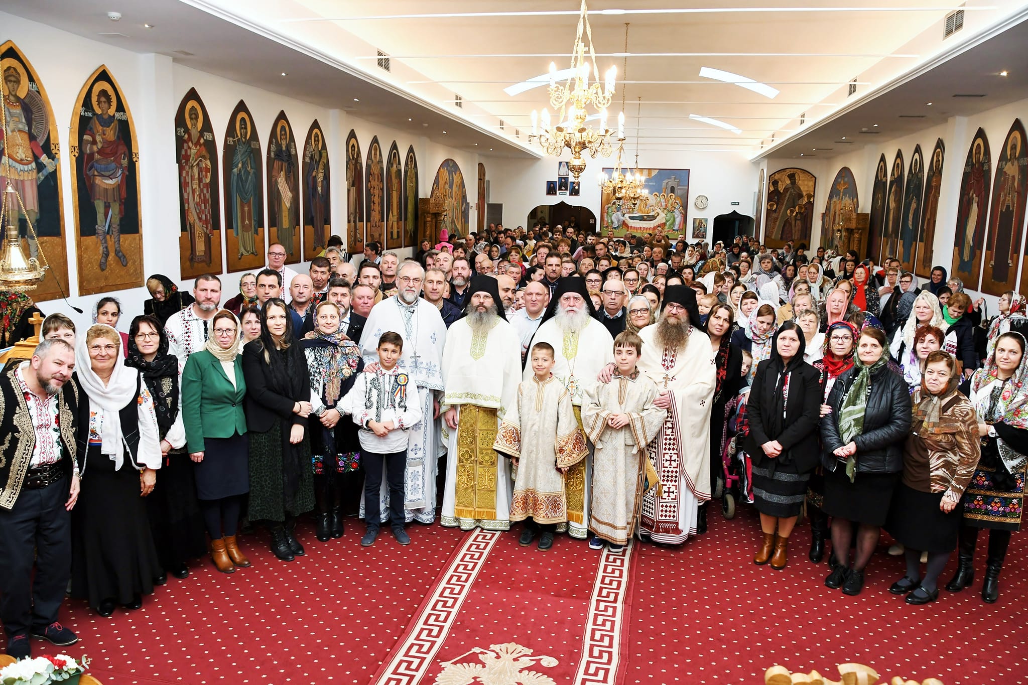 Puede ser una imagen de 2 personas y texto