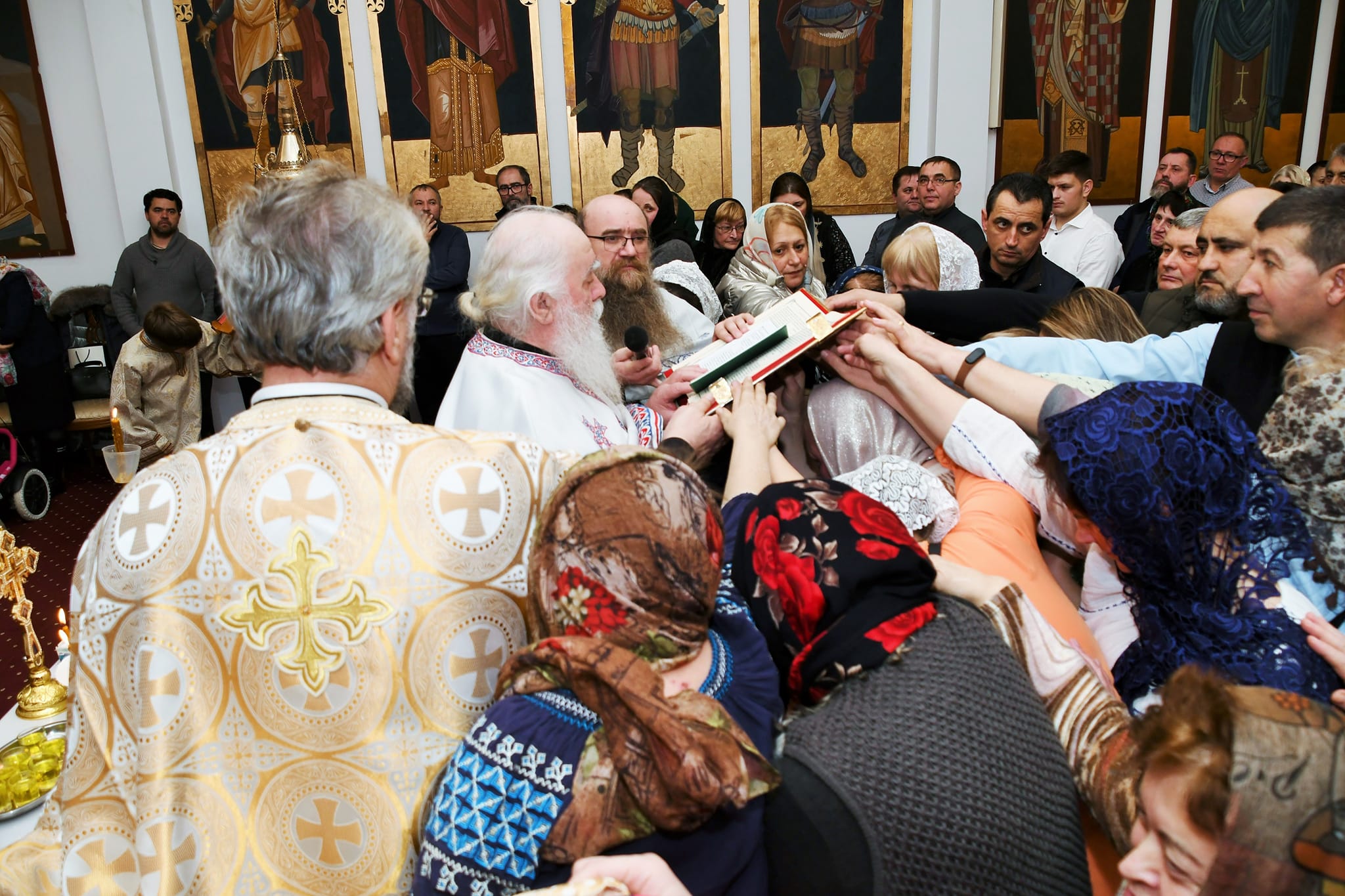 Puede ser una imagen de 5 personas y texto