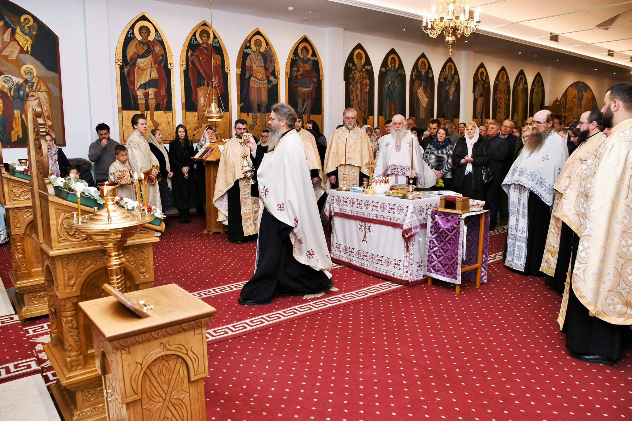 Puede ser una imagen de 12 personas, la Basílica del Santuario Nacional de la Inmaculada Concepción y texto