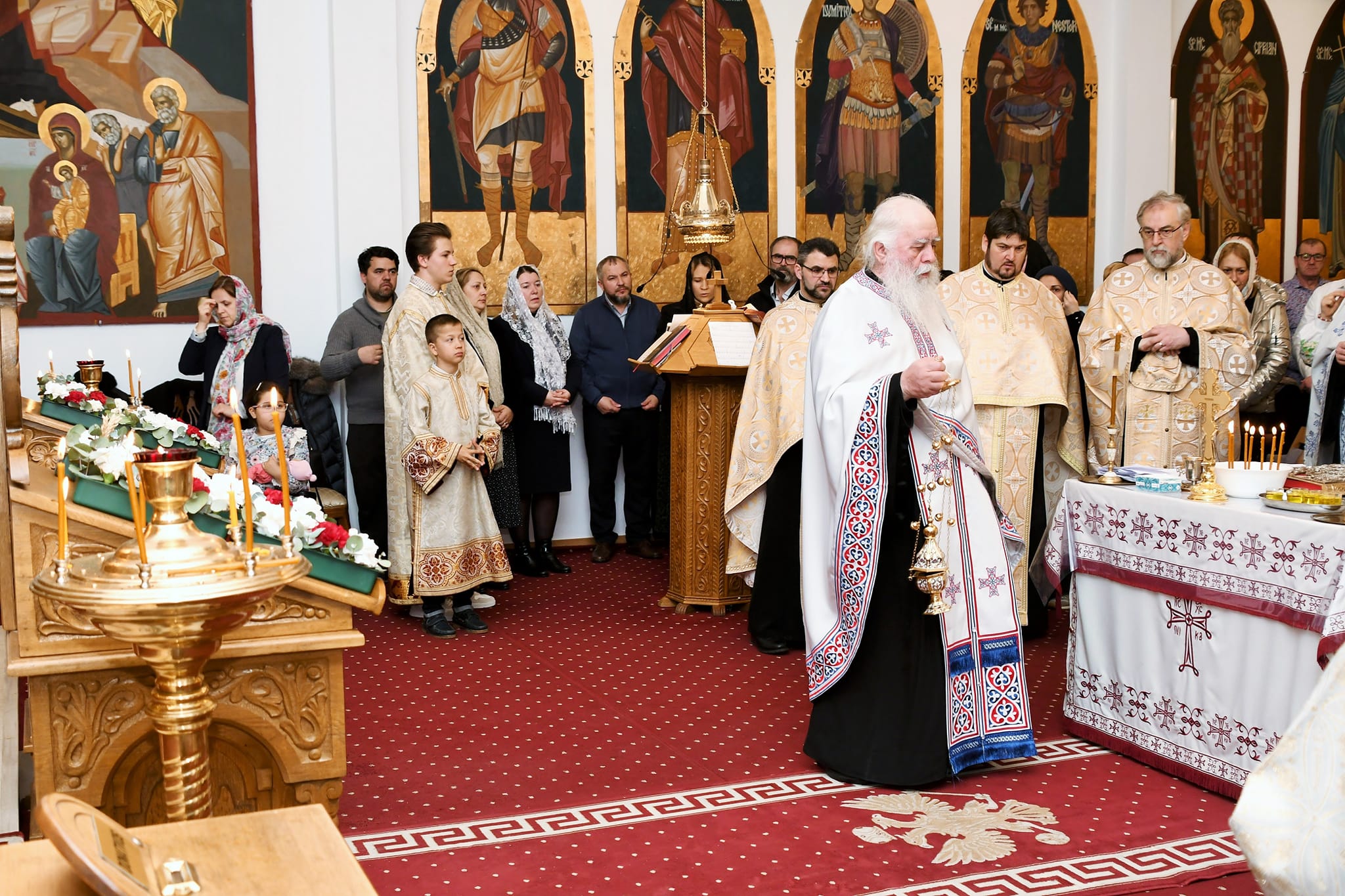 Puede ser una imagen de 10 personas, la Basílica del Santuario Nacional de la Inmaculada Concepción y texto