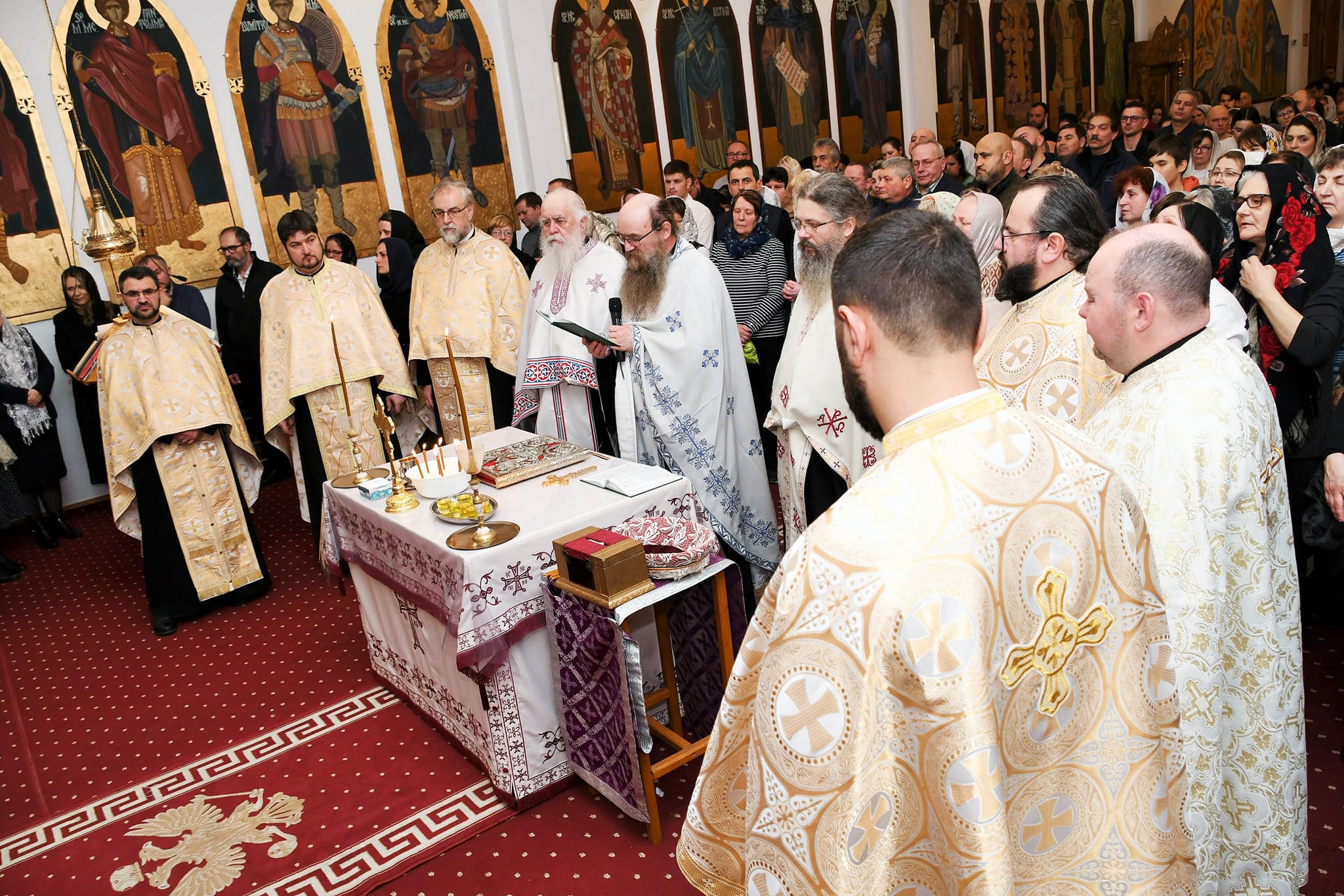 Puede ser una imagen de 7 personas y texto