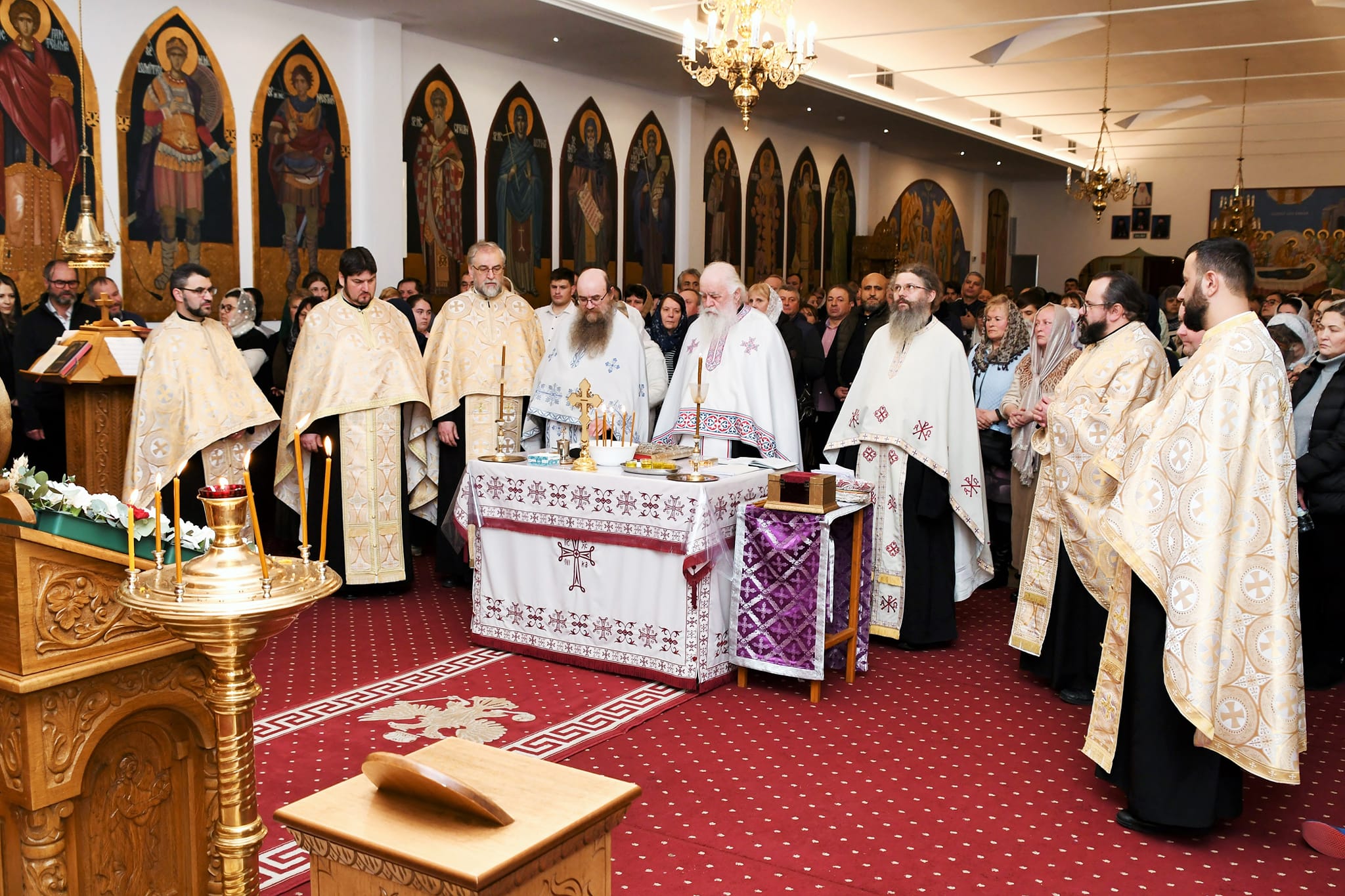 Puede ser una imagen de 5 personas y texto